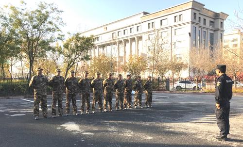 十二师人社局党支部开展军事训练活动现场