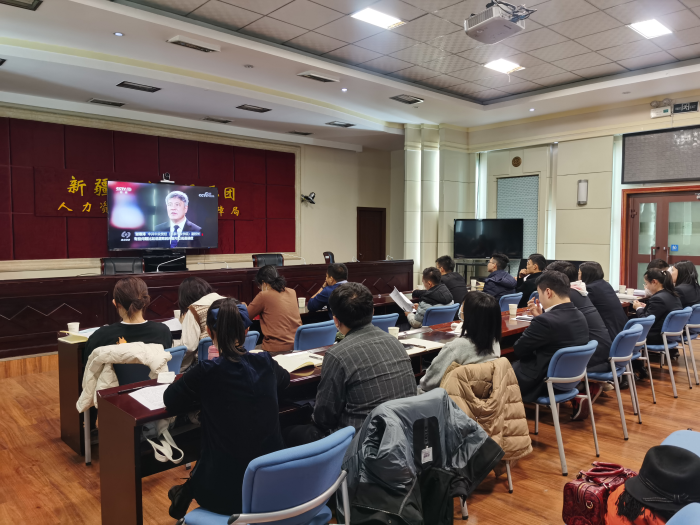 观看《焦点访谈》栏目播出的《百年奋斗启新程》。