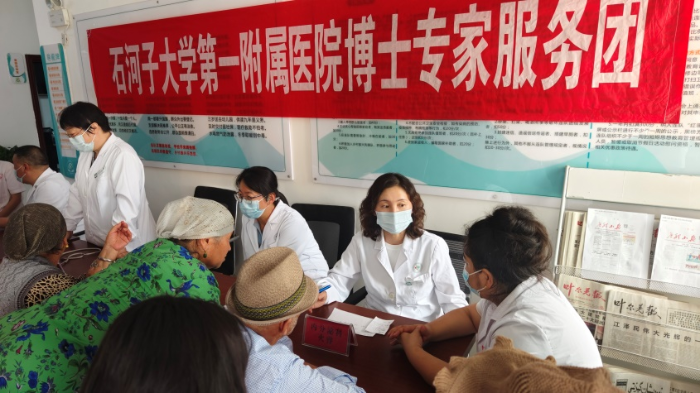 第三师51团19连义诊现场