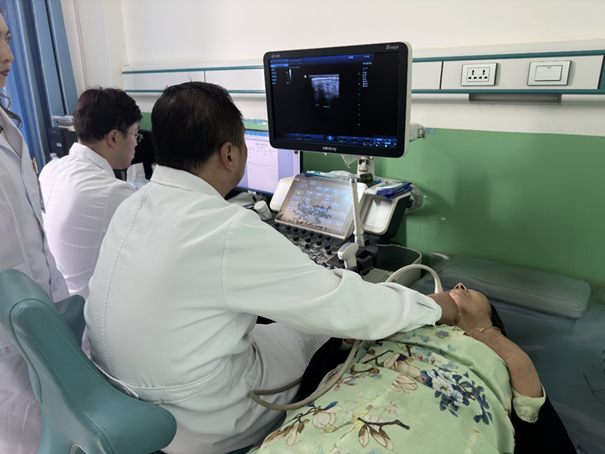 为伽师总场医生指导超声设备使用规范、技能操作培训
