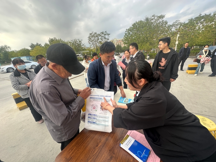 二师人社局农贸市场开展政策宣传