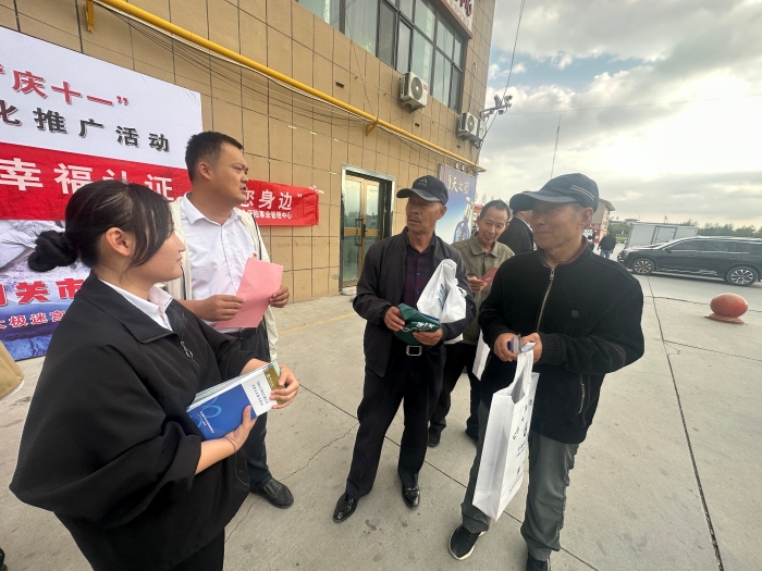 二师人社局农贸市场向职工群众讲解政策