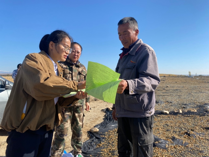 181团社保所工作人员下田间地头宣传社保政策