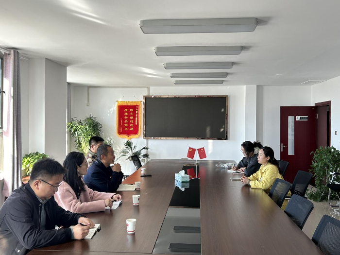 图片：人社局党组副书记、副局长唐勇与新疆雪白仁农业科技有限公司经济交流人才招聘及技能培训事宜