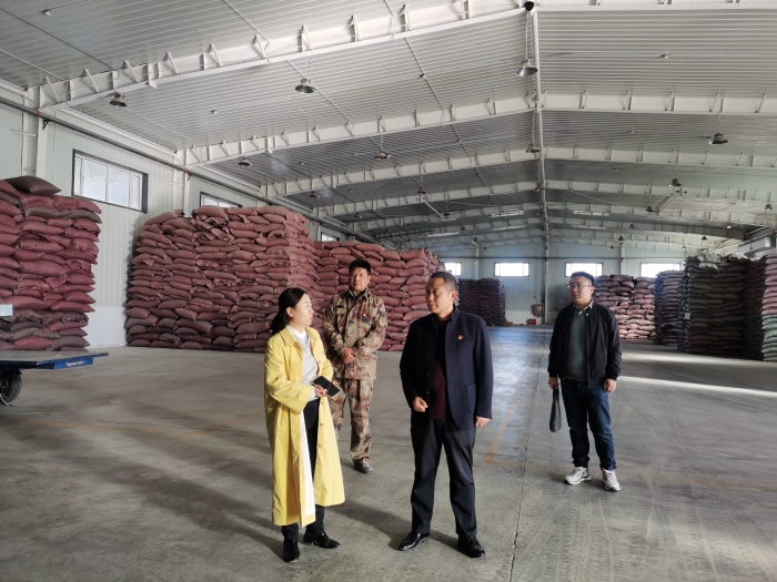 图片：人社局党组副书记、副局长唐勇在新疆雪白仁农业科技有限公司车间了解其生产经营和劳动用工情况