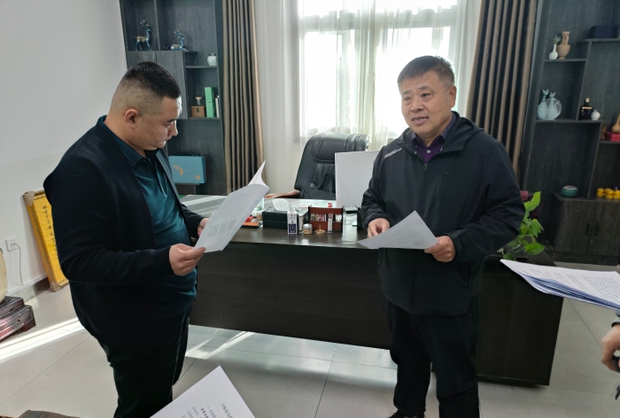 图片：人社局党组成员、副局长韩立军向北屯瑞祥商贸有限责任公司讲解人社政策